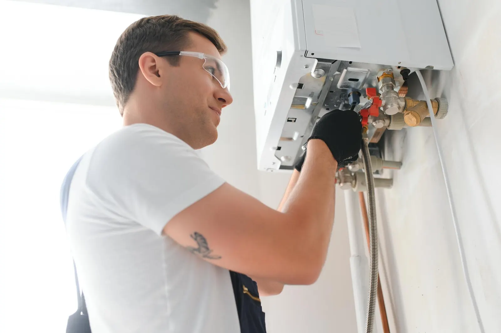 Technicien qualifié vérifiant une chaudière à la maison